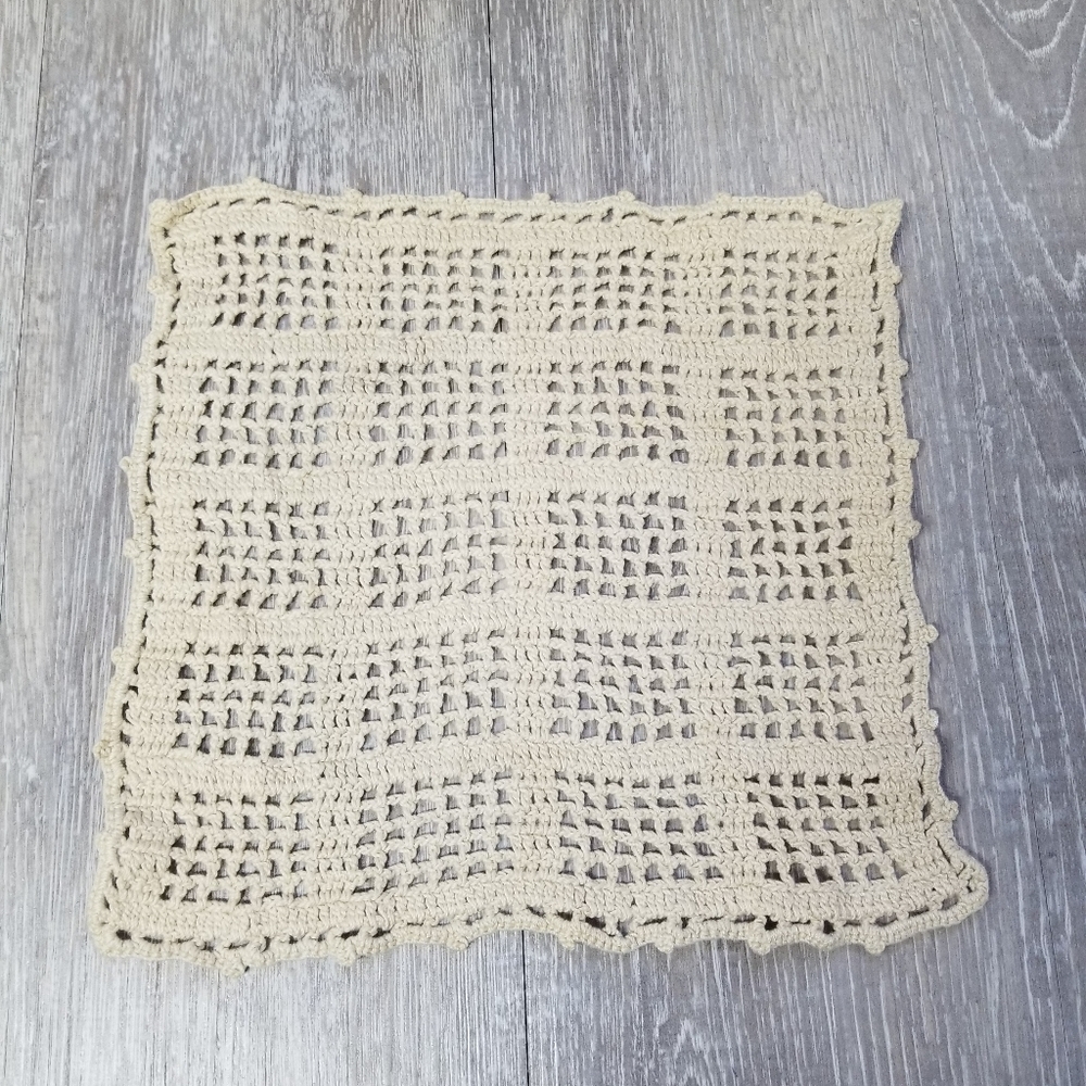 2 square crocheted doilies - Picture 6 of 7